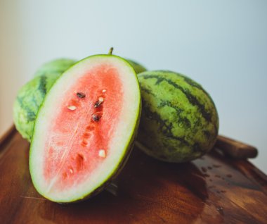 Bir ahşap tahta üzerinde küçük karpuz