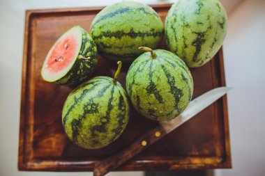 Bir ahşap tahta üzerinde küçük karpuz