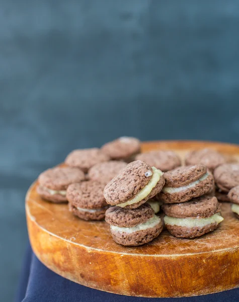 Homemade cookies Oreo on the board — Stock Photo, Image