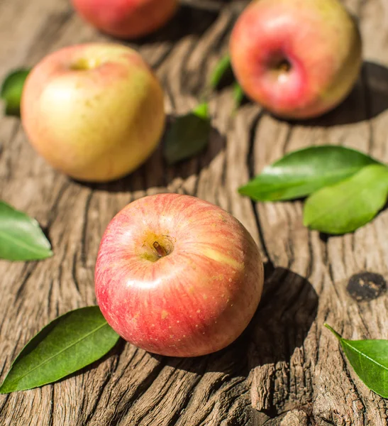 Apples on a wooden board — Stock Photo, Image