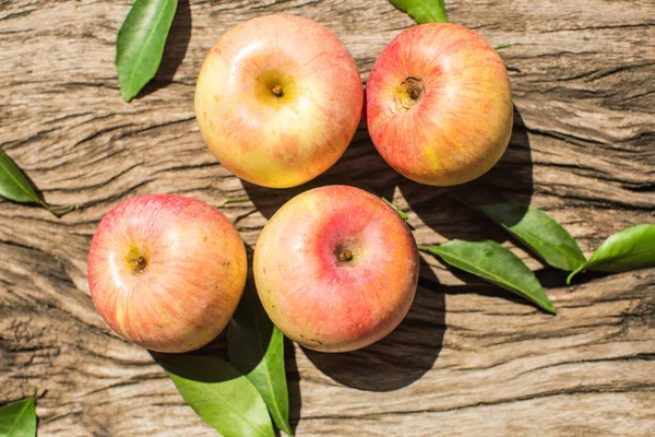 Apples on a wooden board — Stock Photo, Image