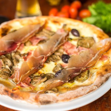 Jamon ve zeytin çeşitli et pizza