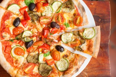 Biber, zeytin ve peynirli pizza