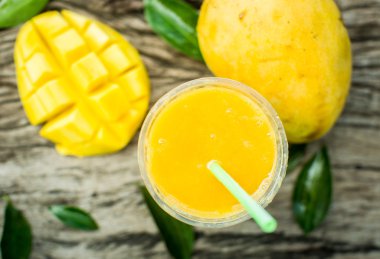 Mango shake. Taze tropikal meyve smoothies