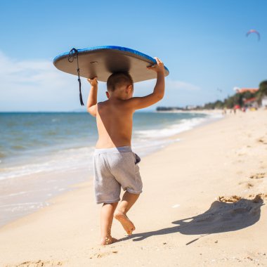 4 yaşında bir çocuk bir surfboard ile