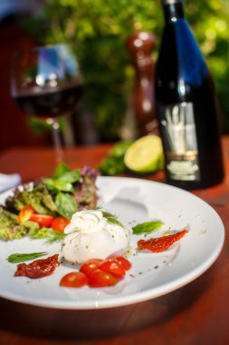 Burrata mozzarella geleneksel İtalyan yemeği