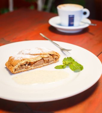 Apple strudel sos ve kahve ile