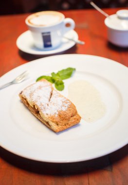 Apple strudel sos ve kahve ile