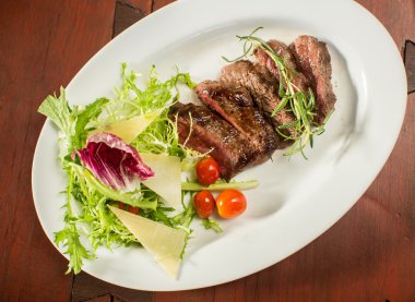 Peynir ve sebze bir lokantada biftek