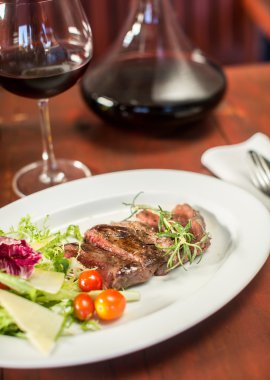 Peynir ve sebze bir lokantada biftek