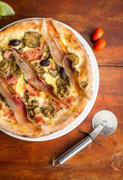 Pizza à la viande assortie avec jamon et olives — Photo