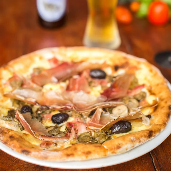 Асорті М'ясна піца з джемоном та оливками — стокове фото