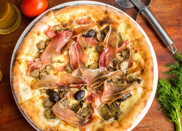 Fleischpizza mit Marmelade und Oliven — Stockfoto