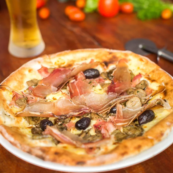 Jamon ve zeytin çeşitli et pizza — Stok fotoğraf