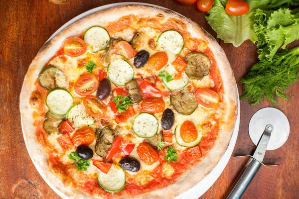 Вегетаріанська піца з перцем та різноманітними оливками — стокове фото