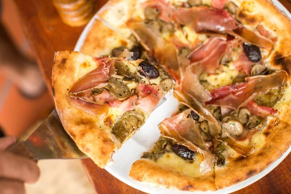 Pizza à la viande assortie avec jamon et olives — Photo