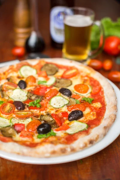 Pizza com pimentos, azeitonas e queijo — Fotografia de Stock