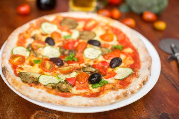 Pizza com pimentos, azeitonas e queijo — Fotografia de Stock