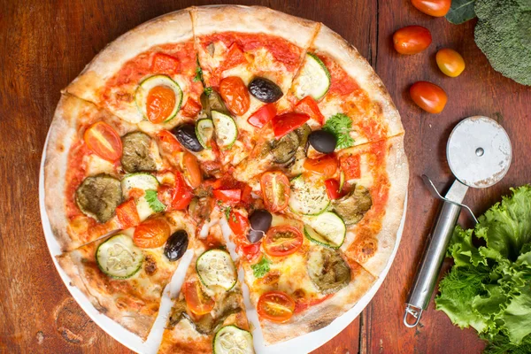 Biber, zeytin ve peynirli pizza — Stok fotoğraf