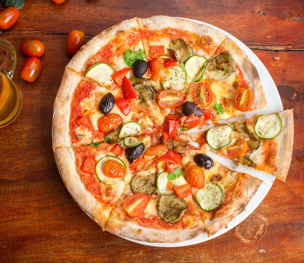 Pizza met paprika, olijven en kaas — Stockfoto