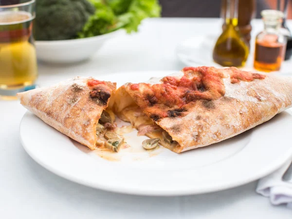 Pain italien restaurant calzone — Photo