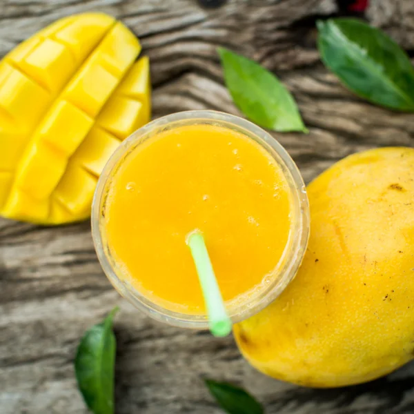 Un batido de mango. Batidos de frutas tropicales frescas —  Fotos de Stock