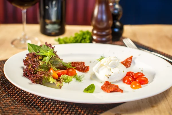 Traditional Italian dish of burrata mozzarella — Stock Photo, Image