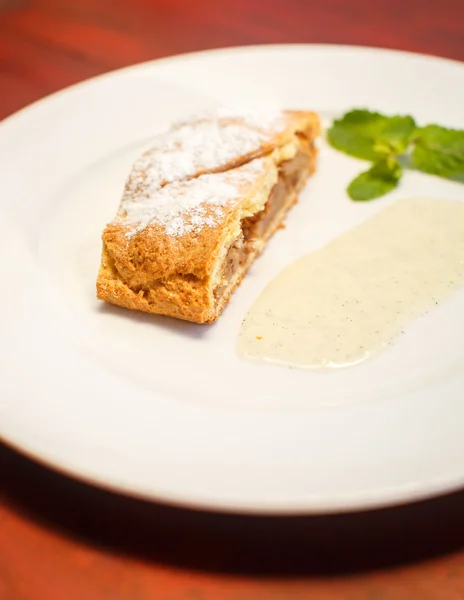 Apfelstrudel met saus en koffie — Stockfoto