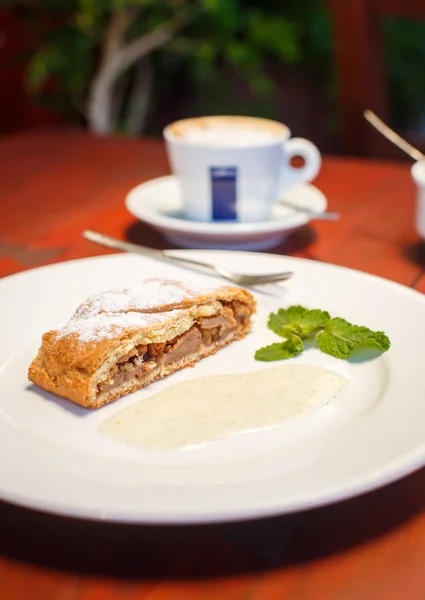 Strudel de maçã com molho e café — Fotografia de Stock