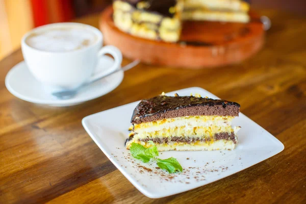 Schokolade Orangenkuchen und Cappuccino — Stockfoto