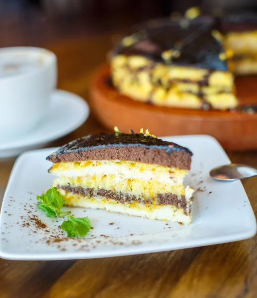 Schokolade Orangenkuchen und Cappuccino — Stockfoto