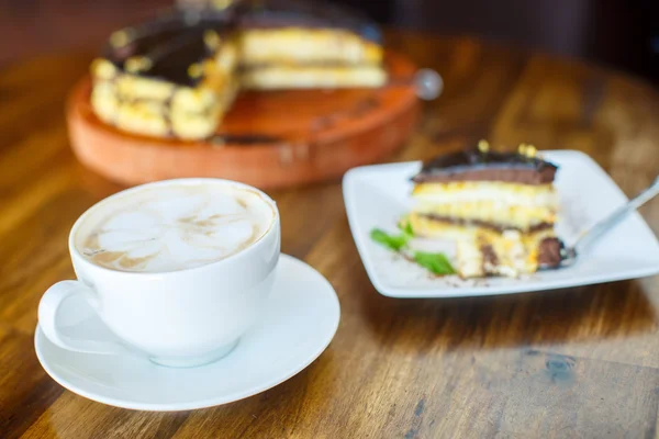 Schokolade Orangenkuchen und Cappuccino — Stockfoto