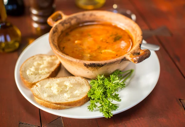 Balık çorbası ekmek ve sarımsak ile