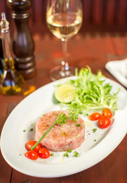 Tartar z tuňáka se zeleninou v restauraci — Stock fotografie