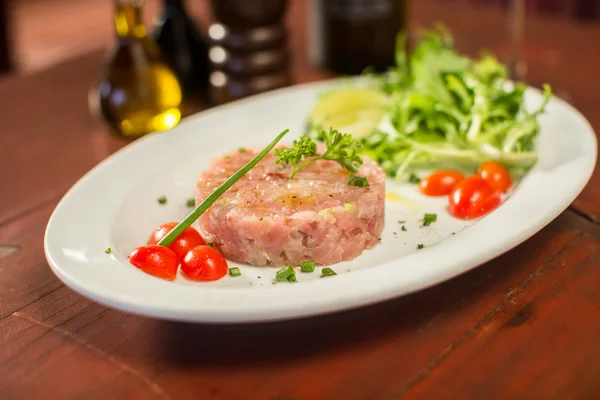 Tartar z tuňáka se zeleninou v restauraci — Stock fotografie