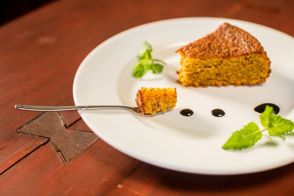 Gâteau aux carottes et aux amandes avec café — Photo