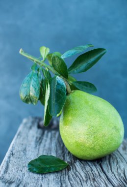 Pomelo ahşap tahta üzerinde yeşil yaprakları ile