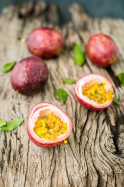 Tutku meyve bıçağı ile ahşap bir gemide