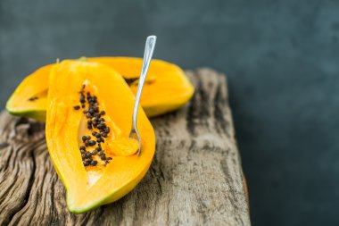Papaya ahşap tahta üzerinde