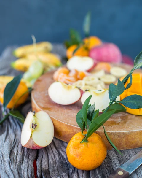 사과, 귤, 바나나, 망고, 포도 나무 멧돼지에 — 스톡 사진