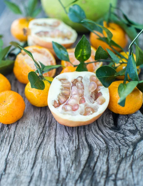 포 멜로, 석류, 귤 나무 테이블에 — 스톡 사진