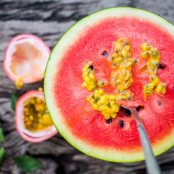 Vegán reggelit. Görögdinnye a passion fruit — Stock Fotó