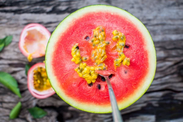 Vegán reggelit. Görögdinnye a passion fruit — Stock Fotó