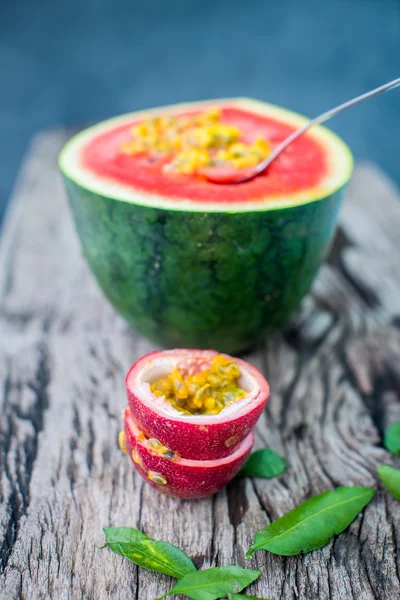 Veganes Frühstück. Wassermelone mit Passionsfrucht — Stockfoto