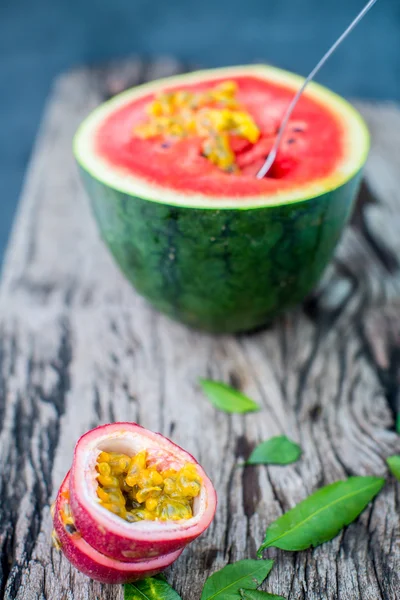 Veganes Frühstück. Wassermelone mit Passionsfrucht — Stockfoto