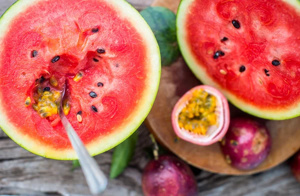 Desayuno vegano. Sandía con maracuyá —  Fotos de Stock