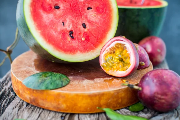 Desayuno vegano. Sandía con maracuyá —  Fotos de Stock