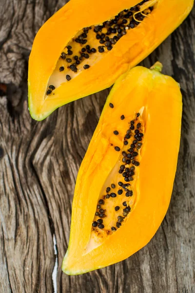 Papaya auf Holzbrett — Stockfoto