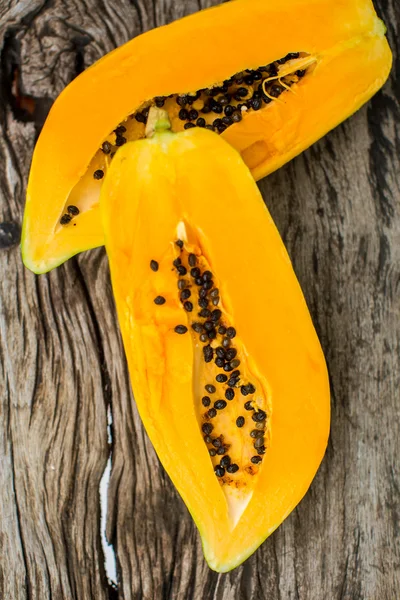 Papaya auf Holzbrett — Stockfoto
