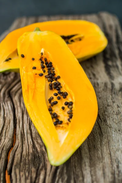 Papaya auf Holzbrett — Stockfoto